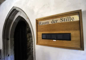 Eingang zum Raum der Stille in der evangelischen Autobahn-, Stadt- und Klosterkirche St. Jakobus &amp; St. Clemens in Brehna an der BAB München-Berlin, Ausfahrt Halle an der Saale.